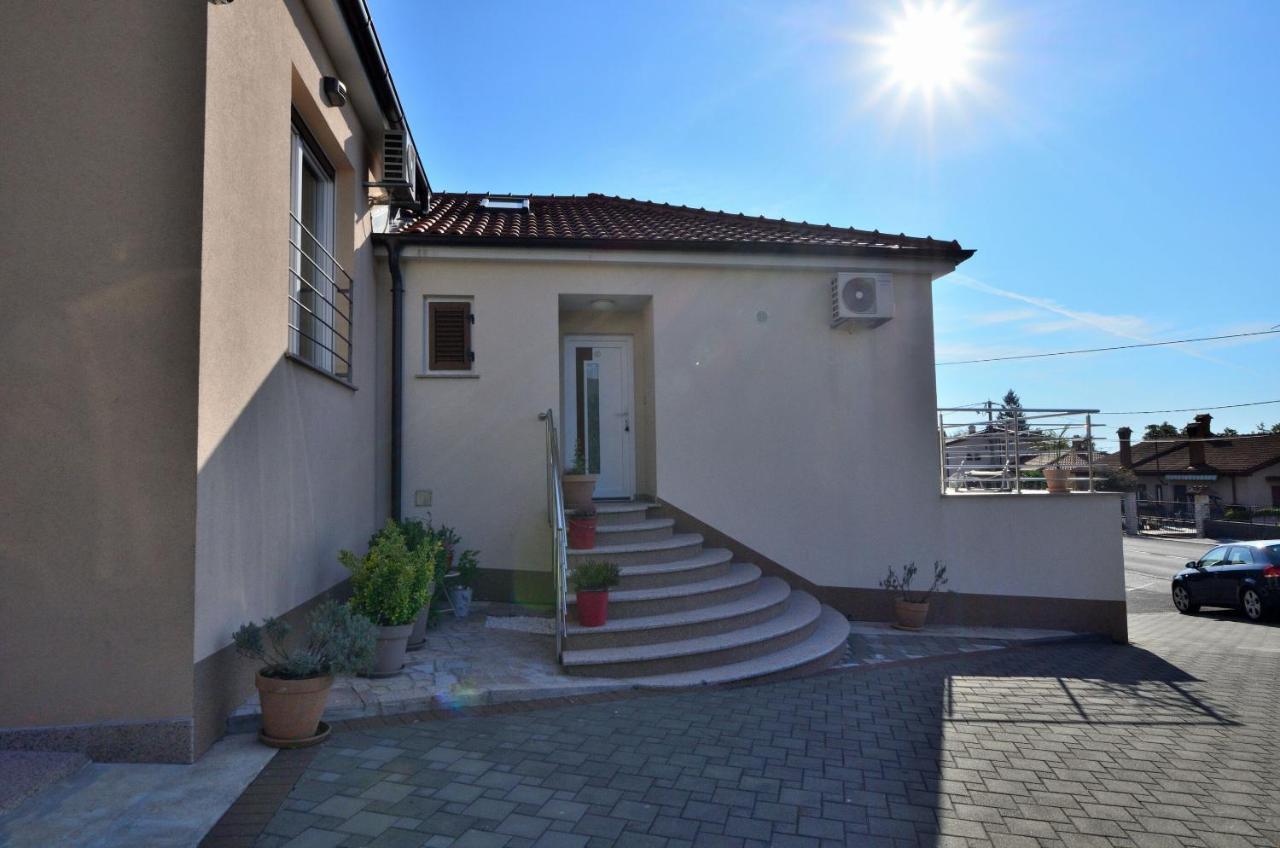 Apartments Golden Hour Jurdani Bagian luar foto